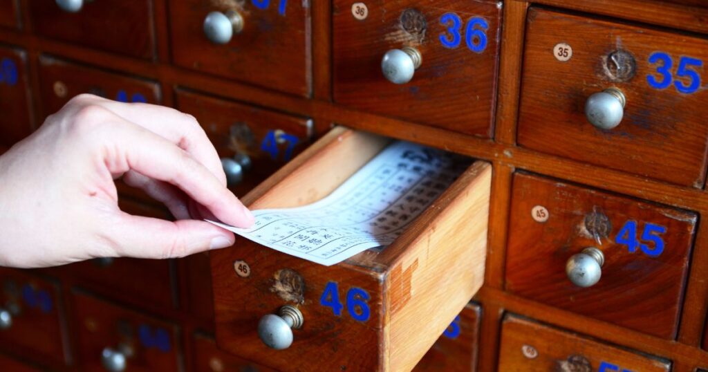 おみくじを引く